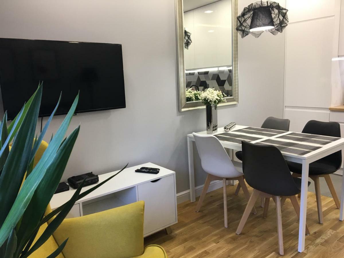 Family & Business Elegant Apartments Ul Astronautow Centrum Downtown - 3 Bedroom, Parking 키엘체 외부 사진